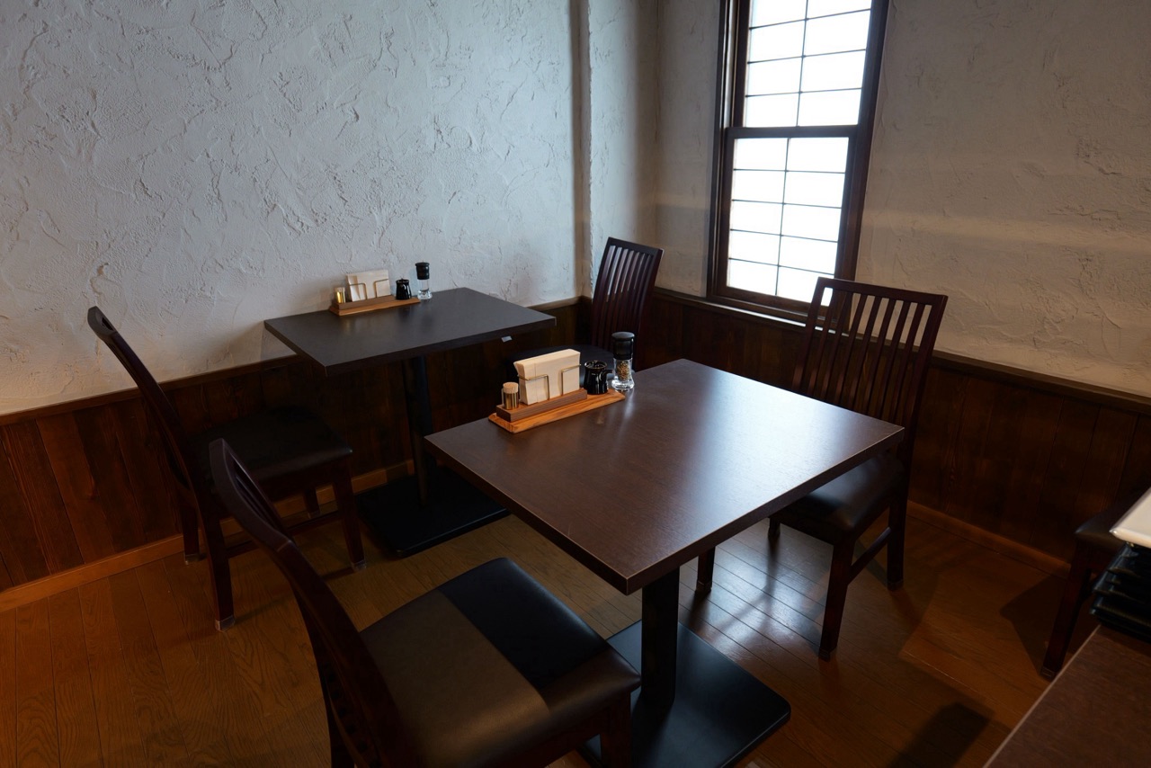 SLOPE DINING うなぎ屋おのぎ倶知安店のテーブル席